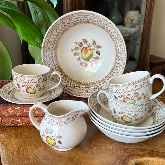 VTG 10 Piece Johnson Bros Fruit Sampler Serving Bowl Set, Creamer, Cups + Saucer - Picture 7 of 8